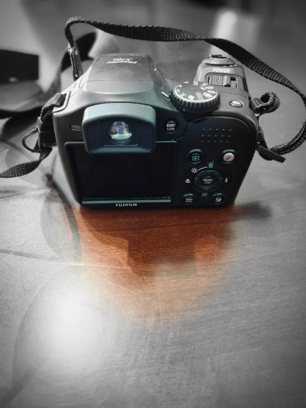 FUJIFILM FinePix S700 Digital Camera 7.1MP 10x Zoom w/carrying case- GUC